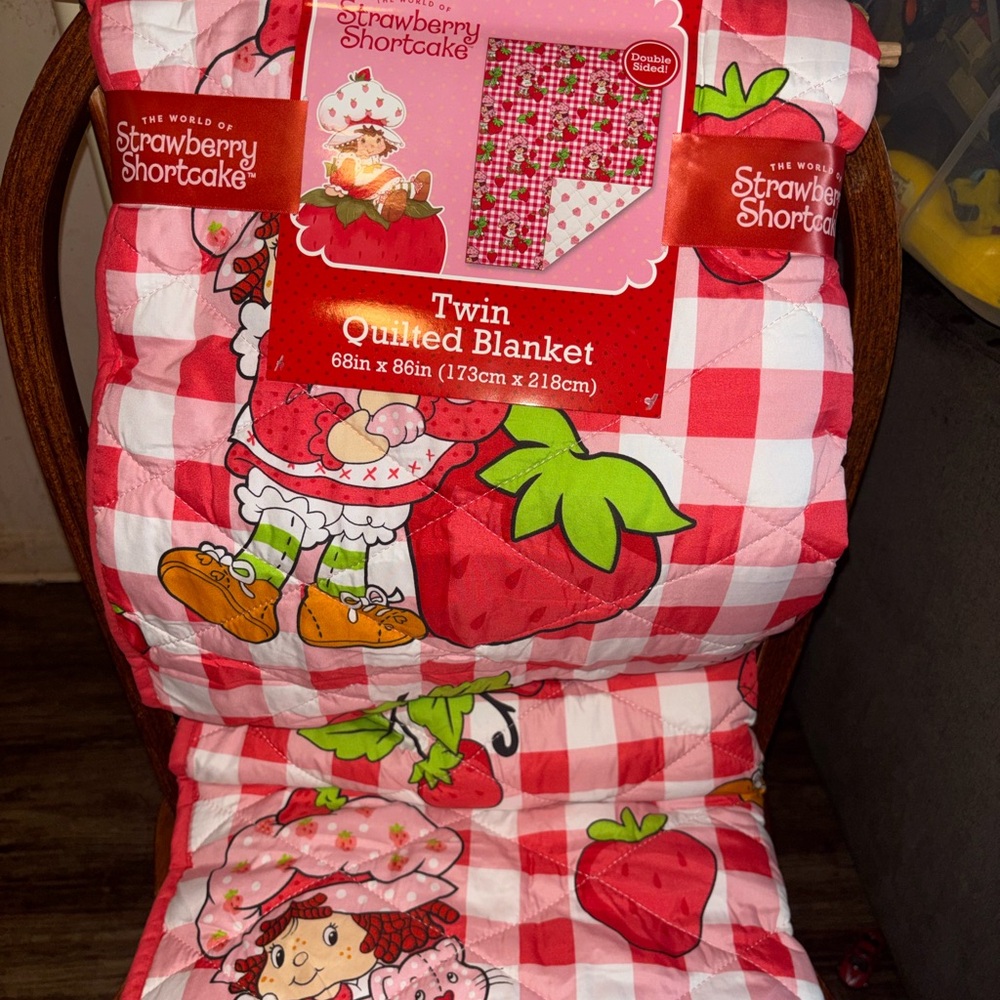 Strawberry Shortcake Twin Quilted Blanket - Pink & White